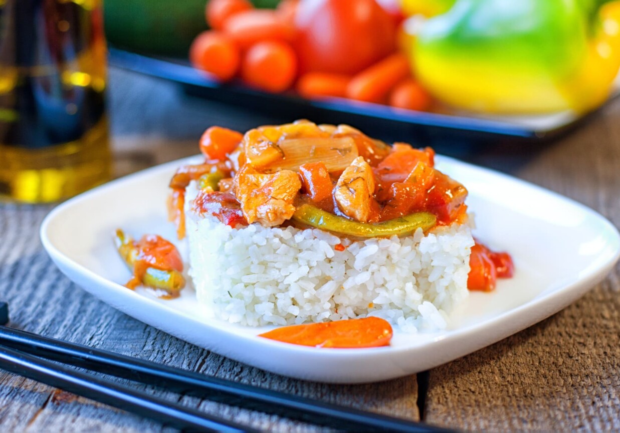 Kurczak z ryżem i warzywami w sosie pikantnym foto