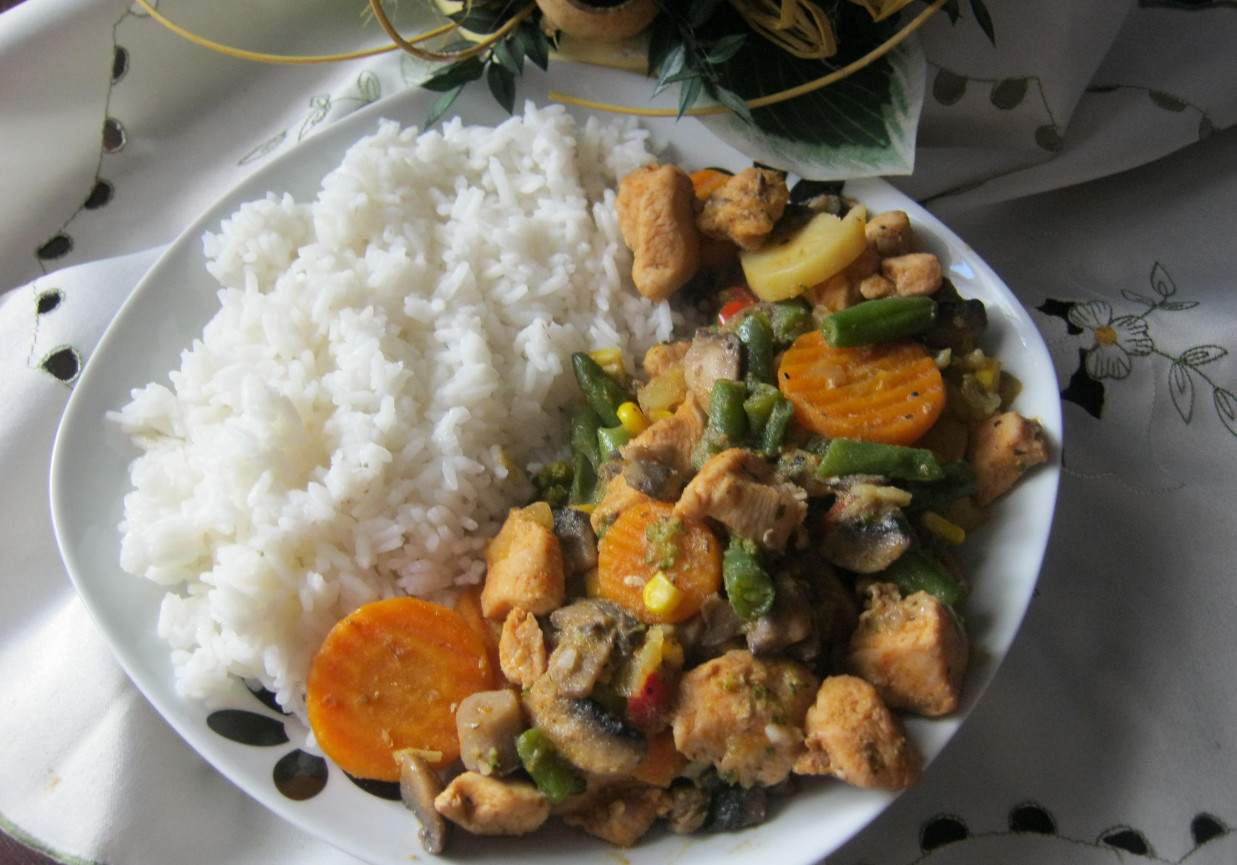 Kurczak z ryżem i warzywami foto