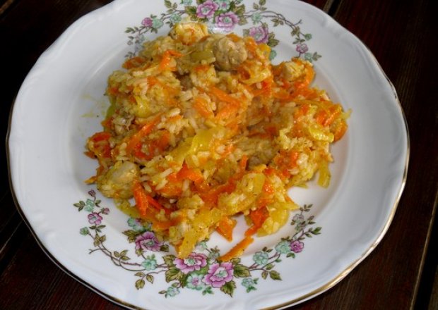 Fotografia przedstawiająca Kurczak z ryżem i warzywami