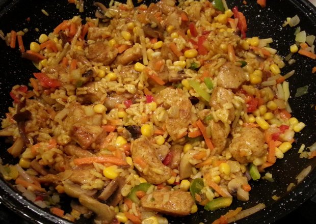 Fotografia przedstawiająca Kurczak z ryżem w curry z warzywami