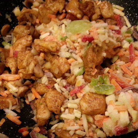 Krok 4 - Kurczak z ryżem w curry z warzywami foto