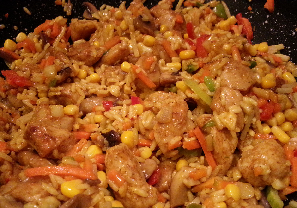 Kurczak z ryżem w curry z warzywami foto
