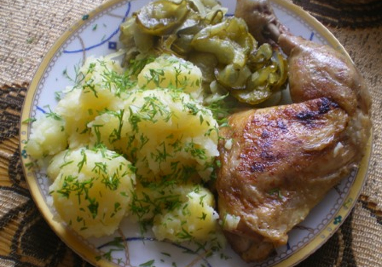 Kurczak z sałatką i ziemniaczkami foto
