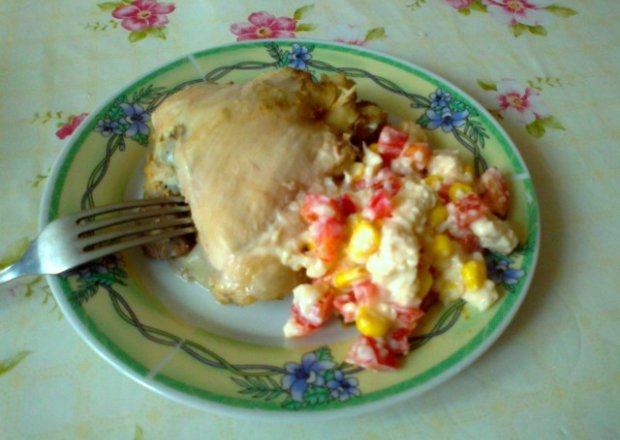 Fotografia przedstawiająca Kurczak z sałatką ryżową