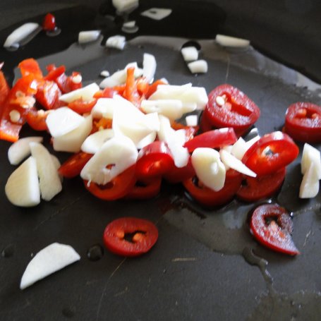 Krok 3 - Kurczak z trawą cytrynową i chili foto