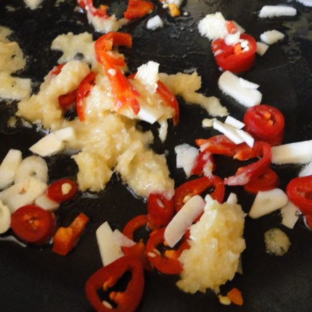 Krok 4 - Kurczak z trawą cytrynową i chili foto