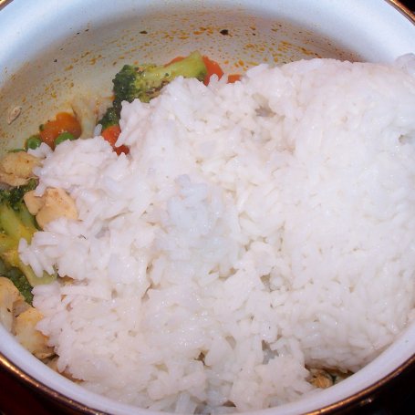 Krok 3 - Kurczak z warzywami, czyli na szybko ryż z dodatkami foto