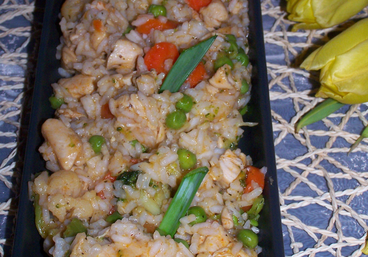 Kurczak z warzywami, czyli na szybko ryż z dodatkami foto
