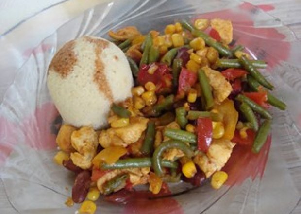 Fotografia przedstawiająca Kurczak z warzywami i kaszą kus kus