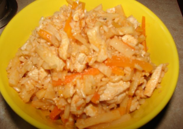 Fotografia przedstawiająca Kurczak z warzywami i ryżem