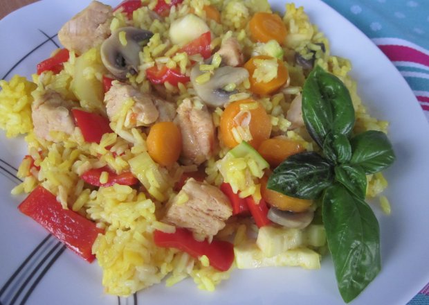 Fotografia przedstawiająca Kurczak z warzywami i "żółtym ryżem"