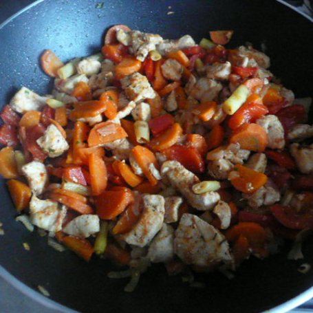 Krok 1 - Kurczak z warzywami na makaronie ryżowym foto