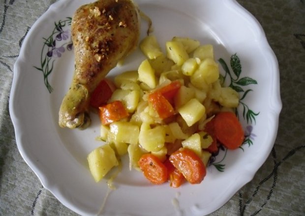 Fotografia przedstawiająca kurczak z warzywami na obiad