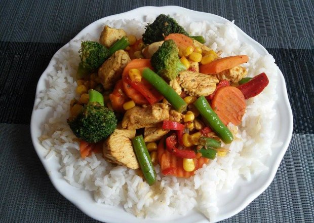 Fotografia przedstawiająca Kurczak z warzywami na ryżu