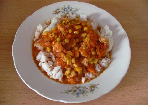 Fotografia przedstawiająca Kurczak z warzywami na ryżu