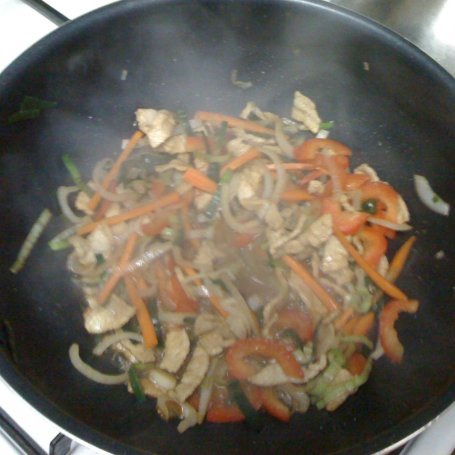 Krok 4 - Kurczak z warzywami po chińsku na smażonym makaronie z sosem sweet-chilli foto