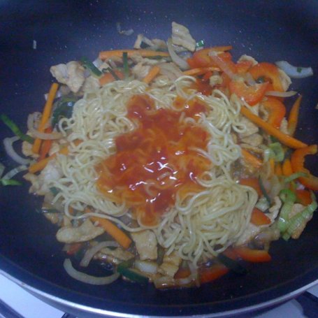 Krok 5 - Kurczak z warzywami po chińsku na smażonym makaronie z sosem sweet-chilli foto
