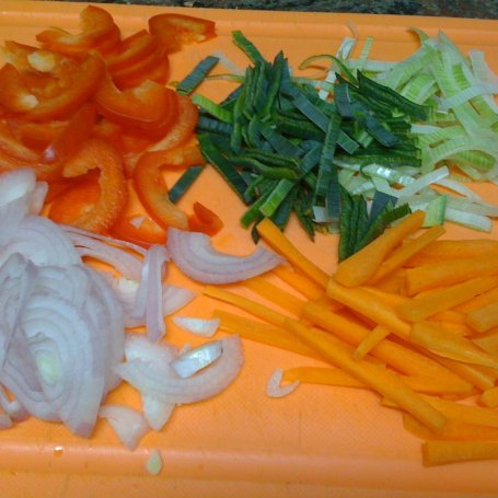 Krok 1 - Kurczak z warzywami po chińsku na smażonym makaronie z sosem sweet-chilli foto