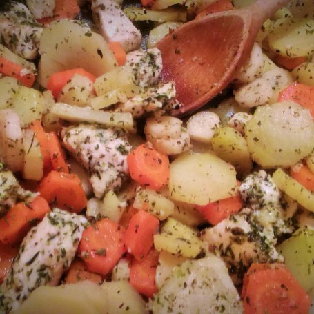 Krok 4 - Kurczak z warzywami po polsku foto