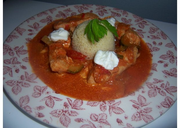 Fotografia przedstawiająca Kurczak z warzywami w pomidorowym curry