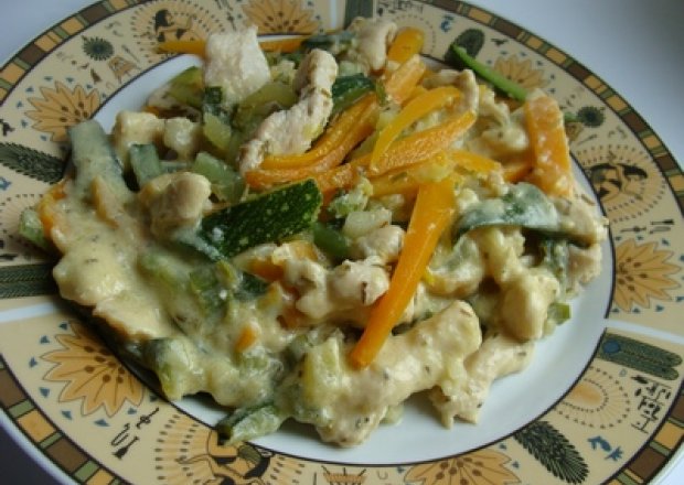 Fotografia przedstawiająca Kurczak z warzywami w sosie śmietanowym