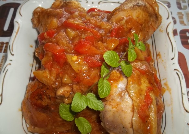 Fotografia przedstawiająca Kurczak z warzywami w sosie