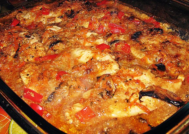 Fotografia przedstawiająca Kurczak z warzywami w zupie cebulowej i borowikowej