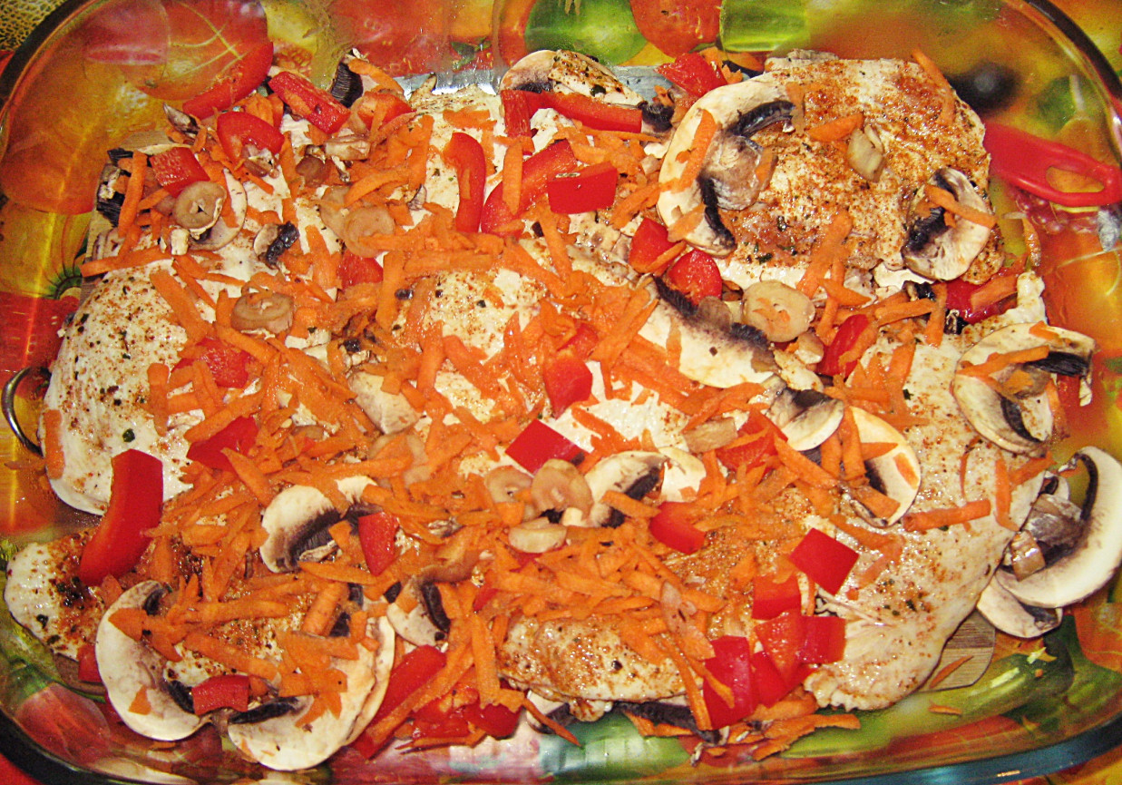 Kurczak z warzywami w zupie cebulowej i borowikowej foto