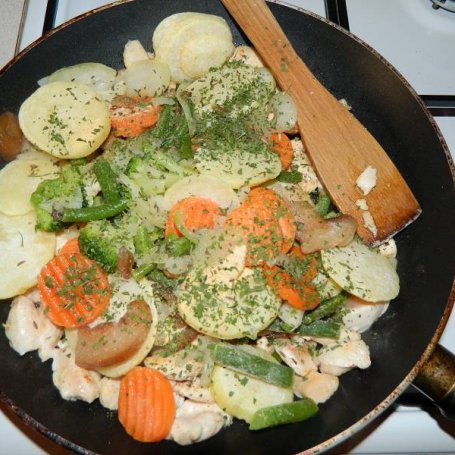Krok 2 - Kurczak z warzywami z patelni. foto