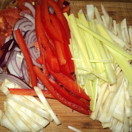 Krok 2 - Kurczak z warzywami, ziołowym masłem i ziemniaczanymi pączkami  foto