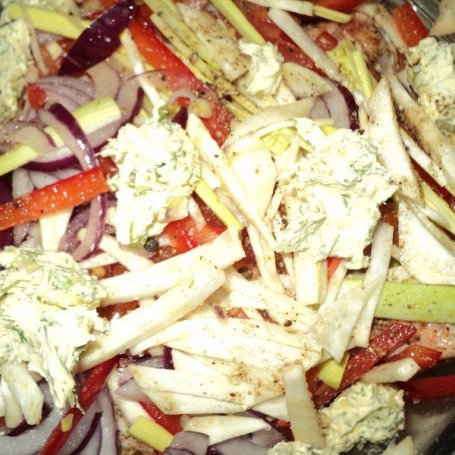 Krok 5 - Kurczak z warzywami, ziołowym masłem i ziemniaczanymi pączkami  foto