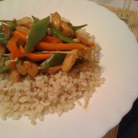 Krok 6 - Kurczak z woka na brązowym ryżu z warzywami po chińsku foto