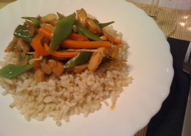 Fotografia przedstawiająca Kurczak z woka na brązowym ryżu z warzywami po chińsku