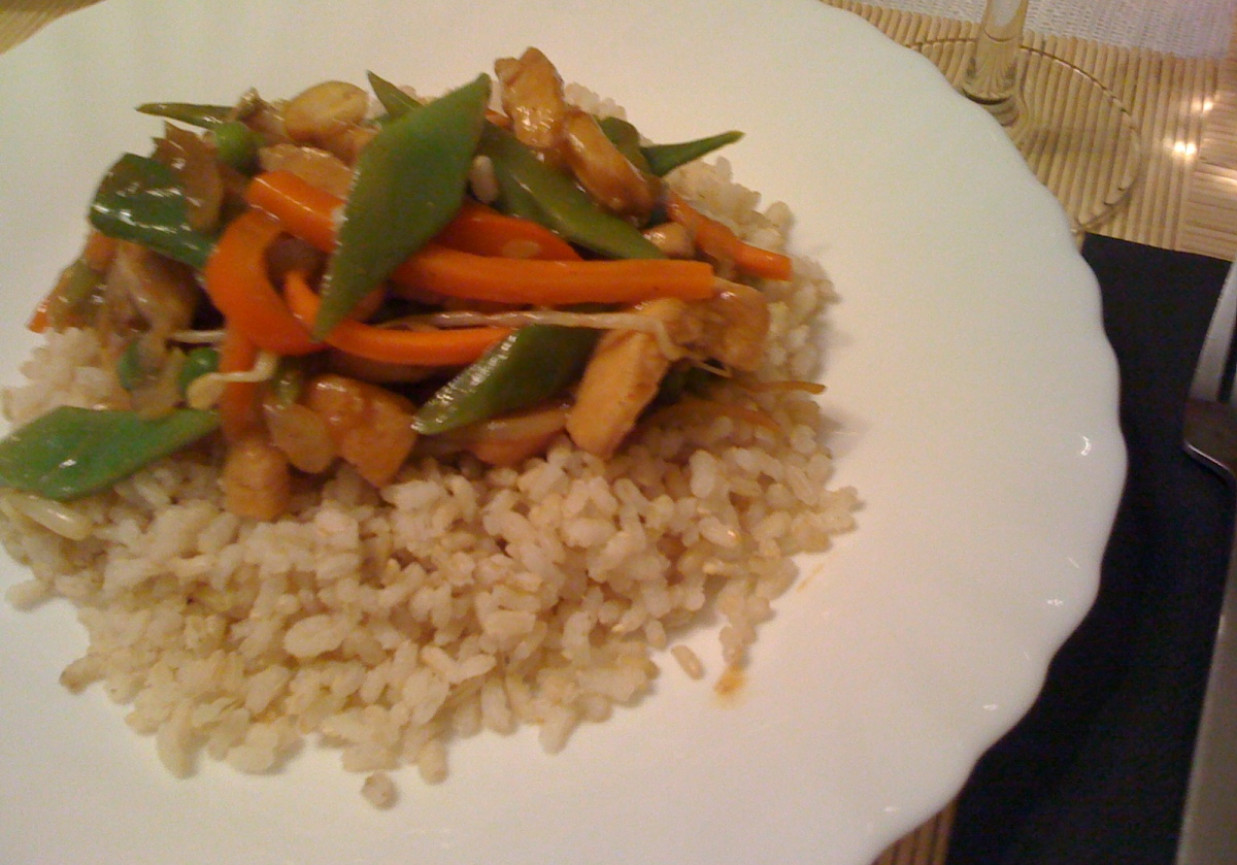 Kurczak z woka na brązowym ryżu z warzywami po chińsku foto