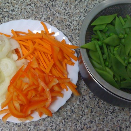 Krok 2 - Kurczak z woka na brązowym ryżu z warzywami po chińsku foto