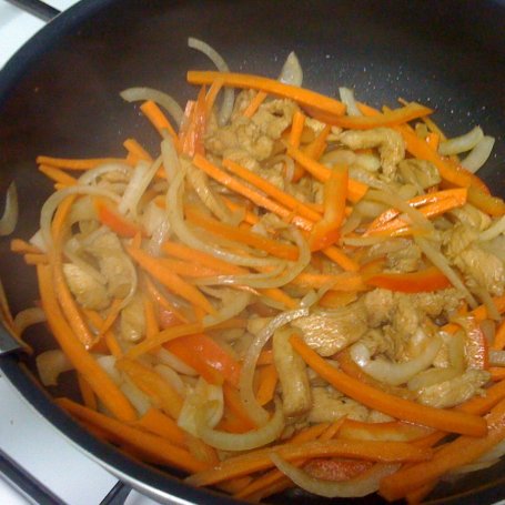 Krok 4 - Kurczak z woka na brązowym ryżu z warzywami po chińsku foto
