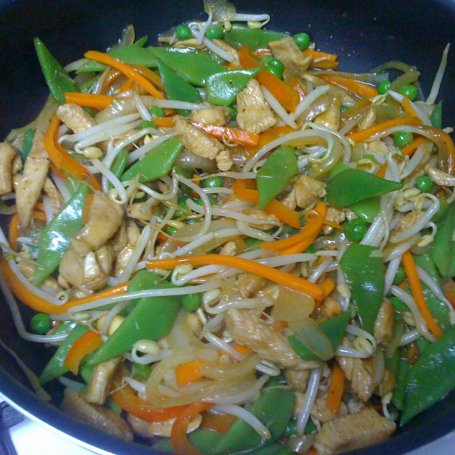 Krok 5 - Kurczak z woka na brązowym ryżu z warzywami po chińsku foto