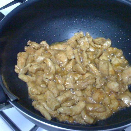 Krok 3 - Kurczak z woka na brązowym ryżu z warzywami po chińsku foto