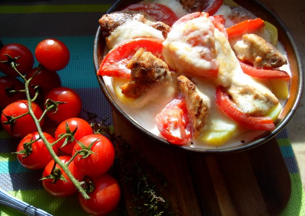 Fotografia przedstawiająca Kurczak zapiekany mozarella i pomidorami