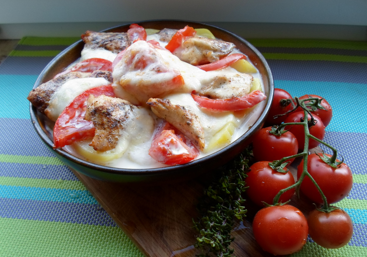 Kurczak zapiekany mozarella i pomidorami foto