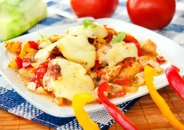 Fotografia przedstawiająca Kurczak zapiekany z papryką, cukinią, pomidorami i mozarellą