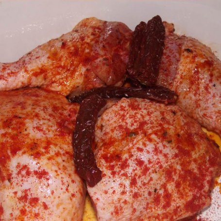 Krok 5 - Kurczak ziołowo-paprykowy pieczony z suszonymi pomidorami foto