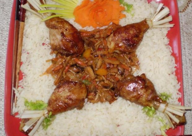 Fotografia przedstawiająca Kurczaka  na modłę orientalną  z warzywami i ryżem :