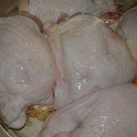 Krok 2 - Kurczaki pieczone na kapuście kiszonej foto