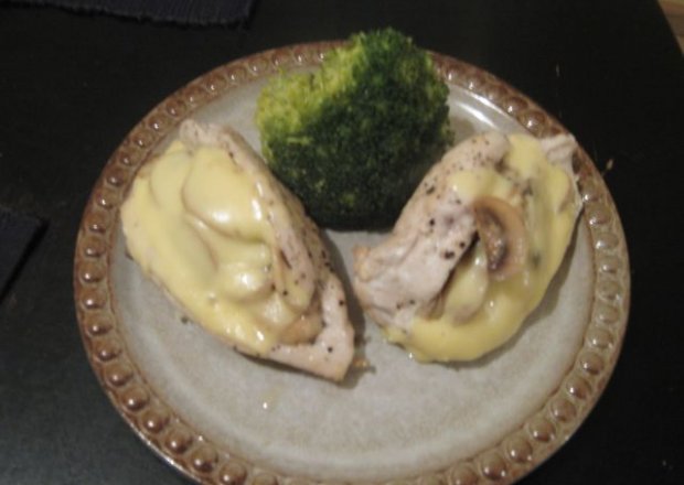Fotografia przedstawiająca Kurczakowe kieszonki z pieczarkami i żółtym serem