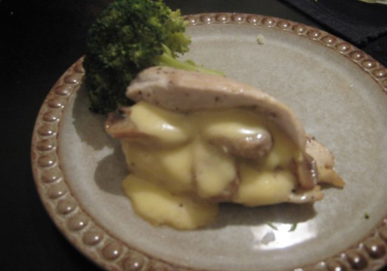 Kurczakowe kieszonki z pieczarkami i żółtym serem foto
