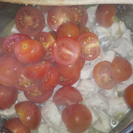 Krok 2 - Kurczakw  sosie śmietanowym z pomidorkami koktajlowymi i lubczykiem foto