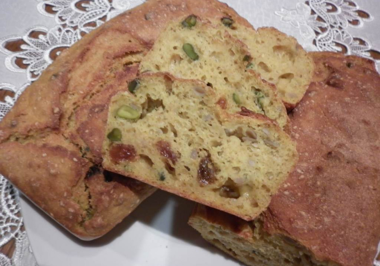 Kurkumowy chlebek z rodzynkami i pistacjami na kefirze. foto