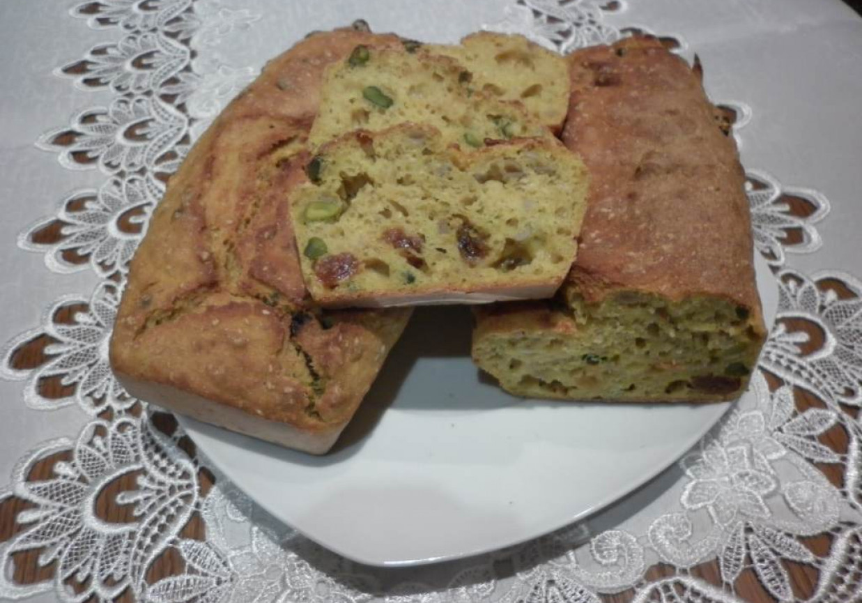 Kurkumowy chlebek z rodzynkami i pistacjami na kefirze. foto