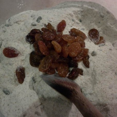 Krok 5 - Kurkumowy chlebek z rodzynkami i pistacjami na kefirze. foto